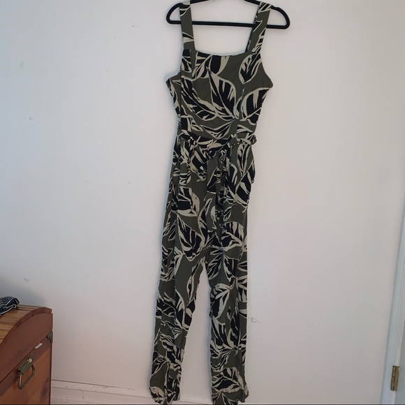 NWT Dorothy Perkins Jumpsuit - Picture 2 of 3